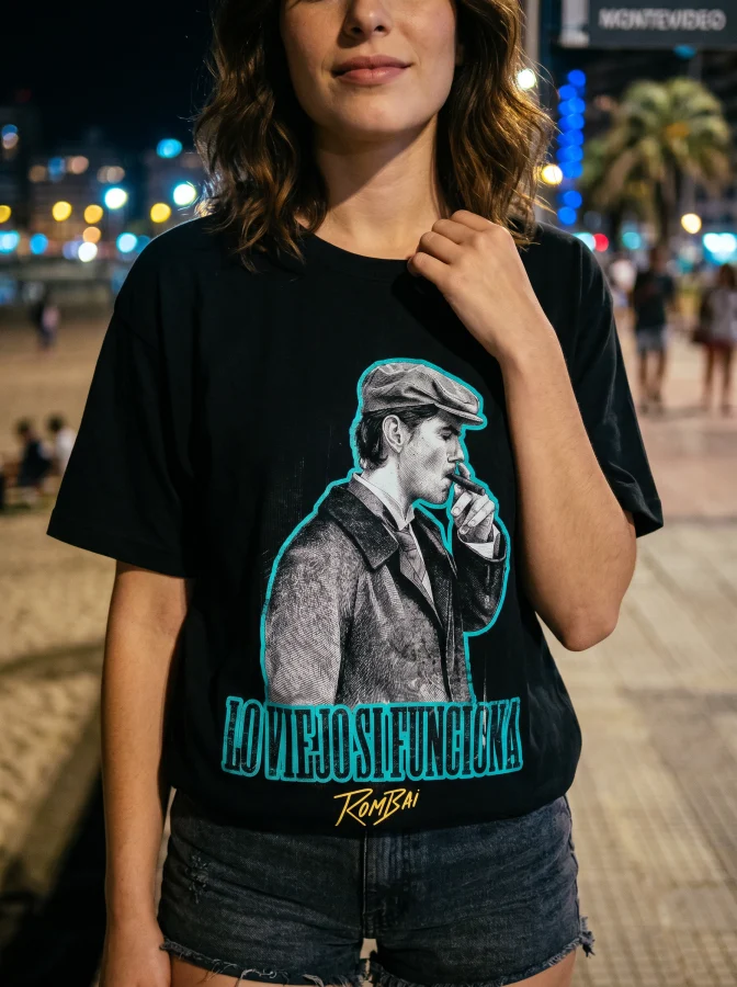 Remera Lo viejo si funciona - Negra